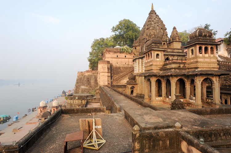 Maheshwar Paleis aan de heilige Narmada rivier, rondreis Centraal India